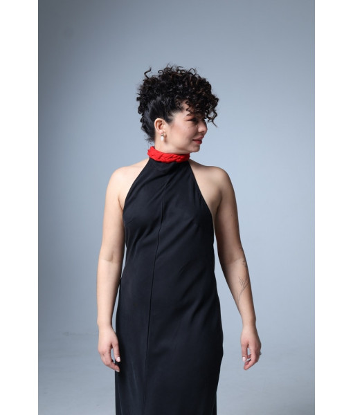 Dress with an open back and a removable red braid