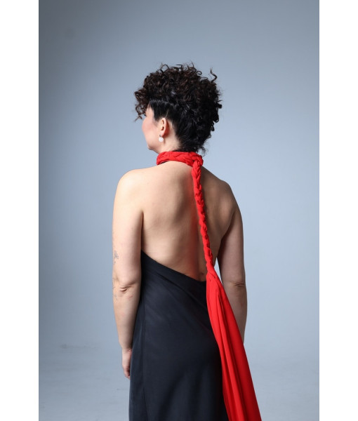 Dress with an open back and a removable red braid