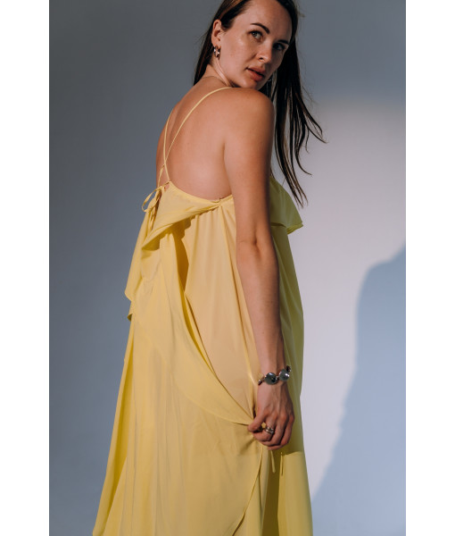 Dress with an open back
