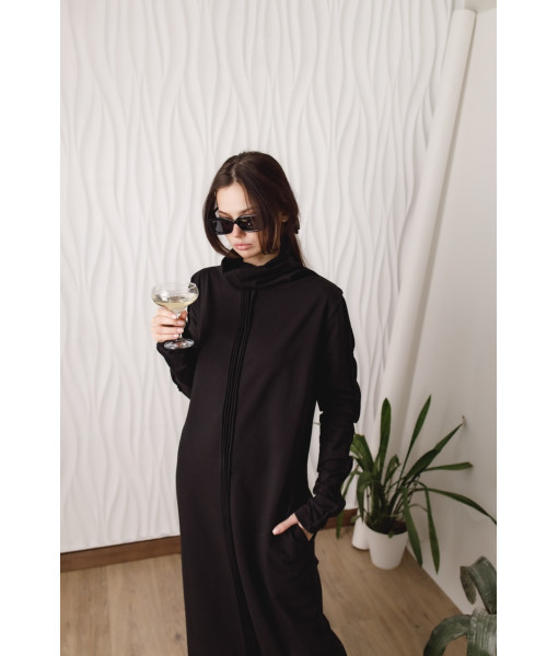 A basic long dress made of dense knitwear