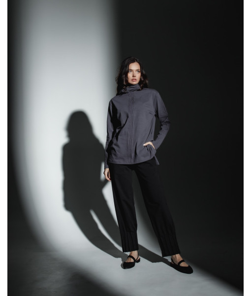 Knitted turtleneck with pleats in the front on the sleeves
